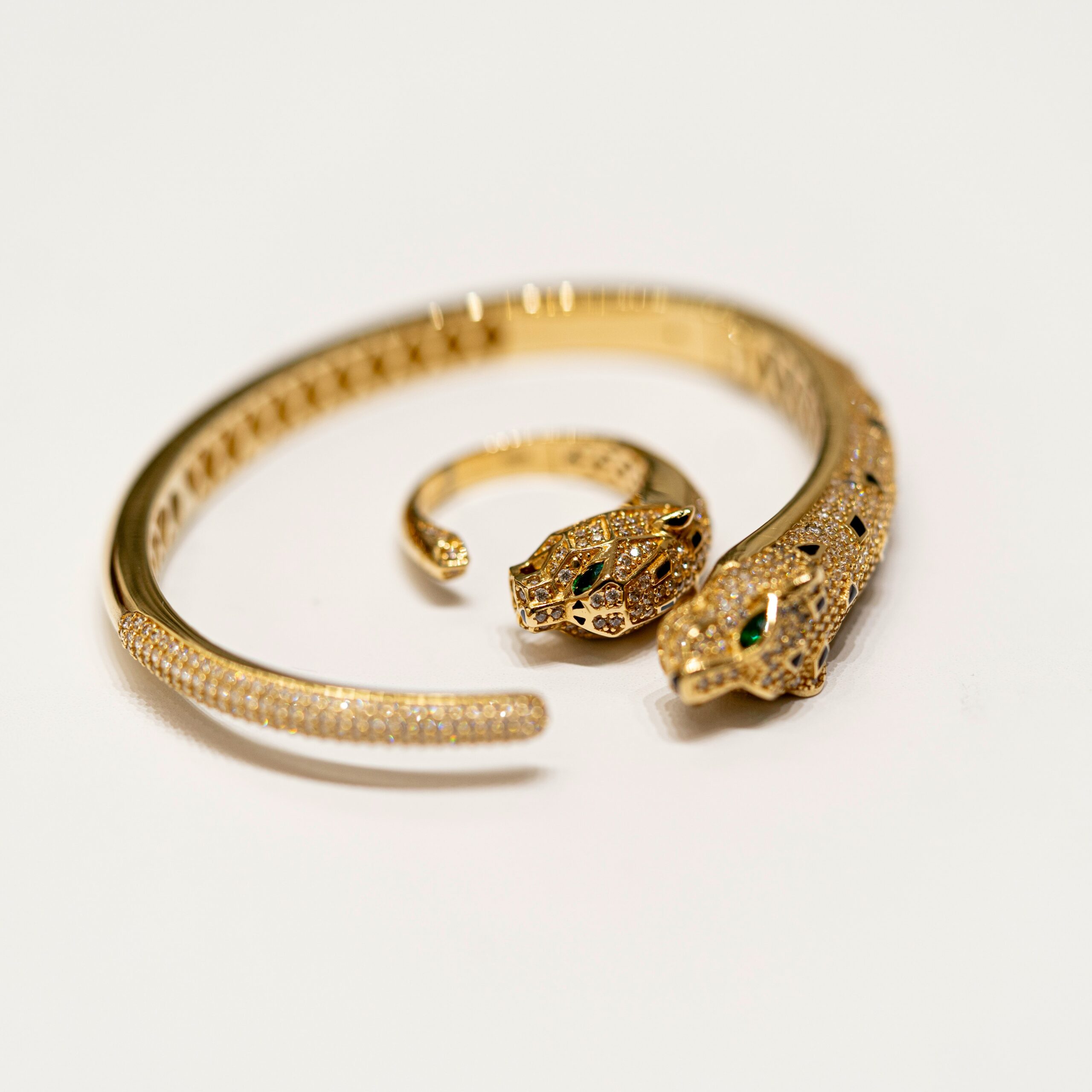 bracelete e anel em ouro com pedrarias em esmeraldas e diamantes